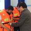 Nguyên Chủ tịch nước Trương Tấn Sang trao áo phao cứu sinh đa năng cho ngư dân huyện Vạn Ninh, tỉnh Khánh Hòa ngày 18/11. (Ảnh: Phan Sáu/TTXVN) 