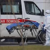 Nhân viên y tế chuyển bệnh nhân nhiễm COVID-19 tới bệnh viện ở ngoại ô Moskva, Nga. (Ảnh: THX/TTXVN) 