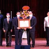 Chủ tịch nước Nguyễn Xuân Phúc trao Huân chương Lao động hạng Nhất cho Trường Đại học Sư phạm Hà Nội. (Ảnh: Phạm Kiên/TTXVN) 