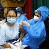 Tiêm vaccine phòng COVID-19 cho học sinh Hà Nam. (Ảnh: Đại Nghĩa/TTXVN) 