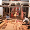 Trưng bày các sản phẩm điêu khắc gỗ của Làng nghề mộc truyền thống Áng Phao, xã Cao Dương, huyện Thanh Oai, Hà Nội. (Ảnh: Thanh Tùng/TTXVN) 