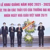 Chủ tịch Quốc hội Vương Đình Huệ tặng hoa chúc mừng Trường Đại học Y Hà Nội nhân Ngày Nhà giáo Việt Nam 20/11. (Ảnh: Doãn Tấn/TTXVN) 