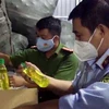 Tổ liên ngành chống buôn lậu tỉnh An Giang phát hiện hàng ngàn chai nước rửa chén nhái nhãn hiệu nổi tiếng tại cơ sở kinh doanh Lâm Thị Y. (Ảnh: TTXVN phát) 