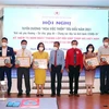 Trao Giấy khen của Hội Chữ thập Đỏ Thành phố Hồ Chí Minh cho đại diện các tập thể Hoa việc thiện có thành tích trong công tác phòng, chống COVID-19. (Ảnh: Xuân Khu/TTXVN) 