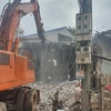 Ủy ban Nhân dân phường Đống Đa đã phối hợp với một số cơ quan, đơn vị thành phố Vĩnh Yên (Vĩnh Phúc) hỗ trợ người dân tháo dỡ công trình xây dựng trên đất lấn chiếm. (Ảnh: Nguyễn Trọng Lịch/TTXVN) 
