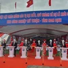 Các đại biểu ấn nút động thổ khởi công Dự án đầu tư xây dựng hạ tầng Khu công nghiệp Mỹ Thuận. (Nguồn: laodong.vn) 