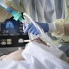 Nhân viên y tế điều trị cho bệnh nhân COVID-19 tại bệnh viện ở Stuttgart, Đức. (Ảnh: AFP/TTXVN) 