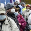 Người dân đeo khẩu trang phòng lây nhiễm COVID-19 tại Helsinki, Phần Lan. (Ảnh: AFP/TTXVN) 