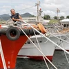 Người đàn ông Nhật Bản được giải cứu đang trên đường đến đảo Yakushima của khu nghỉ mát Yakushima. (Ảnh: AFP/Getty Images) 