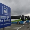 Xe buýt du lịch tới Paju, cách thủ đô Seoul của Hàn Quốc 30km về phía bắc, khi các chuyến du lịch tới làng đình chiến Panmunjom được nối lại ngày 30/11/2021. (Ảnh: Yonhap/TTXVN) 