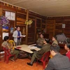 Một buổi họp sinh hoạt chi bộ tại bản Pá Bon thuộc Đảng bộ xã Nậm Pì, huyện Nậm Nhùn, tỉnh Lai Châu. (Ảnh: Quý Trung/TTXVN) 