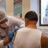 Tiêm vaccine ngừa COVID-19 cho người dân tại Moskva, Nga, ngày 21/10/2021. (Ảnh: AFP/TTXVN) 