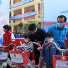 Ban tổ chức trao xe đạp tặng học sinh có hoàn cảnh khó khăn tại lễ phát động chương trình. (Nguồn: qdnd.vn) 