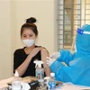 Tiêm vaccine phòng COVID-19 cho người dân. (Ảnh: Bích Huệ/TTXVN) 