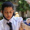 Nhân viên y tế tiêm vaccine ngừa COVID-19 cho học sinh tại tỉnh Aceh, Indonesia. (Ảnh: AFP/TTXVN) 