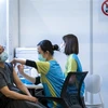 Nhân viên y tế tiêm vaccine ngừa COVID-19 cho người dân tại Hong Kong. (Ảnh: AFP/TTXVN) 