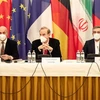 Đặc phái viên Liên minh châu Âu (EU) về điều phối các cuộc thảo luận khôi phục thỏa thuận hạt nhân Iran, ông Enrique Mora (thứ 2, trái) cùng Trưởng đoàn đàm phán hạt nhân Iran Ali Bagheri Kani (thứ 2, phải) tại vòng đàm phán mới ở Vienna, Áo ngày 9/12/202