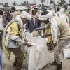 Người dân Ethiopia sơ tán tránh xung đột nhận bột mỳ cứu trợ từ Chương trình Lương thực Thế giới (WFP) tại trại tạm ở Debark, cách thành phố Gondar khoảng 90km, ngày 15/9/2021. (Ảnh: AFP/TTXVN) 