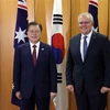 Thủ tướng Australia Scott Morrison (phải) và Tổng thống Hàn Quốc Moon Jae-in tại cuộc hội đàm ở Canberra ngày 13/12/2021. (Ảnh: Yonhap/TTXVN) 