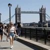 Người dân đi bộ dọc bờ sông Thames ở London, Anh ngày 1/6/2021. (Ảnh: THX/TTXVN) 