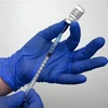 Nhân viên y tế chuẩn bị mũi tiêm vaccine phòng COVID-19 của Pfizer/BioNTech. (Ảnh: AFP/TTXVN) 