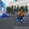 Người dân Thành phố Hồ Chí Minh trải nghiệm dịch vụ xe đạp công cộng tại trung tâm thành phố. (Nguồn: hcmcpv.org.vn) 