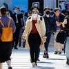 Người dân đeo khẩu trang phòng dịch COVID-19 tại Tokyo, Nhật Bản ngày 18/4/2021. (Ảnh: AFP/TTXVN) 