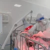 Bác sỹ Bệnh viện Vũng Tàu chăm sóc đặc biệt bé sơ sinh con của sản phụ nhiễm SARS-CoV-2 trong tình trạng nguy kịch ngụ tại phường 12, thành phố Vũng Tàu. (Ảnh: Hoàng Nhị/TTXVN)