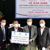Đại diện Tập đoàn De Heus (Hà Lan) và Tập đoàn Hùng Nhơn trao bảng tượng trưng trang thiết bị y tế ủng hộ tỉnh Kon Tum phòng, chống dịch COVID-19. (Ảnh: TTXVN phát) 