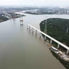 Cầu Bình Khánh là cây cầu dây văng đường bộ, nằm trong dự án đường cao tốc Bến Lức-Long Thành thuộc tuyến đường cao tốc Bắc-Nam với tổng mức đầu tư hơn 4000 tỷ đồng (sử dụng nguồn vốn ODA của Chính phủ Nhật Bản và vốn đối ứng trong nước). (Ảnh: Vũ Sinh/TT