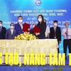 Đại diện doanh nghiệp và Trung tâm Dịch vụ đối ngoại, Sở Ngoại vụ Thành phố Hồ Chí Minh ký kết hợp tác xúc tiến thương mại. (Ảnh: Xuân Anh/TTXVN) 