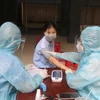 Khám sàng lọc trước khi tiêm vaccine phòng COVID-19 cho học sinh lớp 7 tại Trường trung học cơ sở Trần Quốc Tuấn (thành phố Trà Vinh). (Ảnh: Thanh Hòa/TTXVN) 