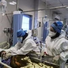 Điều trị cho bệnh nhân nhiễm COVID-19 tại Tehran, Iran. (Ảnh: IRNA/TTXVN) 