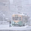 Tuyết rơi dày đặc tại Toyama, tỉnh Toyama, Nhật Bản, ngày 27/12/2021. (Ảnh: AFP/TTXVN) 