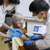 Nhân viên y tế tiêm vaccine ngừa COVID-19 cho người dân tại Tokyo, Nhật Bản, ngày 20/12/2021. (Ảnh: Kyodo/TTXVN) 