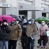 Người dân xếp hàng chờ tiêm phòng COVID-19 bên ngoài sân vận động Yankee ở New York, Mỹ. (Ảnh: AFP/TTXVN) 