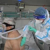 Nhân viên y tế điều trị cho bệnh nhân COVID-19 tại bệnh viện ở Bucharest, Romania, ngày 7/10/2021. (Ảnh: AFP/TTXVN) 