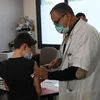 Nhân viên y tế tiêm vaccine phòng COVID-19 cho trẻ em tại Antibes, Pháp, ngày 23/12/2021. (Ảnh: THX/TTXVN) 