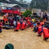 Lực lượng cứu hộ sơ tán người dân khỏi vùng ngập lụt sau những trận mưa lớn do ảnh hưởng của bão Rai tại thành phố Cagayan de Oro, Philippines, ngày 16/12/2021. (Ảnh: THX/TTXVN) 