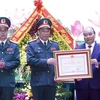 Chủ tịch nước Nguyễn Xuân Phúc trao Huân chương Bảo vệ Tổ quốc hạng Nhất cho Học viện Quốc phòng. (Ảnh: Thống Nhất/TTXVN) 