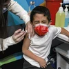 Nhân viên y tế Israel tiêm vaccine phòng COVID-19 cho trẻ em tại Jerusalem ngày 23/11/2021. (Ảnh: AFP/TTXVN) 