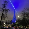 Tháp Eiffel nổi bật với màu xanh kỳ diệu của lá cờ EU. (Ảnh: Thu Hà/TTXVN) 