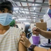 Nhân viên y tế tiêm vaccine phòng COVID-19 cho trẻ em tại thành phố Marikina, Philippines, ngày 29/11/2021. (Ảnh: THX/ TTXVN) 
