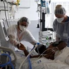 Nhân viên y tế chăm sóc bệnh nhân COVID-19 tại bệnh viện ở Fort-de-France thuộc đảo Martinique, Pháp ngày 1/12/2021. (Ảnh: AFP/TTXVN) 