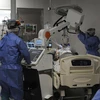 Nhân viên y tế điều trị cho bệnh nhân COVID-19 tại bệnh viện ở Mendoza, Argentina. (Ảnh: AFP/TTXVN) 
