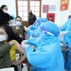 Tiêm vaccine phòng COVID-19 mũi 3 cho người dân tại điểm tiêm chủng Nhà Văn hóa khối Đại Thắng, phường Chi Lăng, Thành phố Lạng Sơn. (Ảnh: Anh Tuấn/TTXVN) 