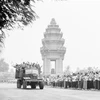 Hàng vạn người dân Thủ đô Phnom Penh đứng dọc hai bên đường, lưu luyến tiễn đưa quân tình nguyện Việt Nam hoàn thành nghĩa vụ quốc tế, lên đường trở về nước. (Ảnh: TTXVN) 
