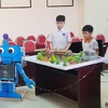 Nhóm tác giả bên mô hình robot - sản phẩm đoạt giải Nhất trong cuộc thi sáng tạo dành cho thanh thiếu niên, nhi đồng Thủ đô năm 2021. (Nguồn: nhipsonghanoi.hanoimoi.com.vn) 