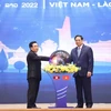 Thủ tướng Phạm Minh Chính và Thủ tướng Lào Phankham Viphavanh thực hiện nghi lễ phát động Năm Đoàn kết Hữu nghị Việt Nam-Lào, Lào-Việt Nam 2022. (Ảnh: Dương Giang/TTXVN) 