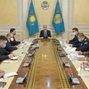 Tổng thống Kazakhstan Kassym-Jomart Tokayev (giữa) chủ trì một cuộc họp tại Alamaty ngày 7/1/2022. (Ảnh: AFP/TTXVN) 